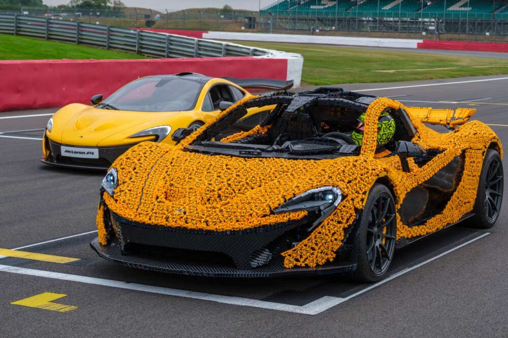 Lego McLaren P1 má prakticky rovnaké rozmery ako originál. Jazdí však, samozrejme, podstatne pomalšie a menej obratne (foto: LEGO)